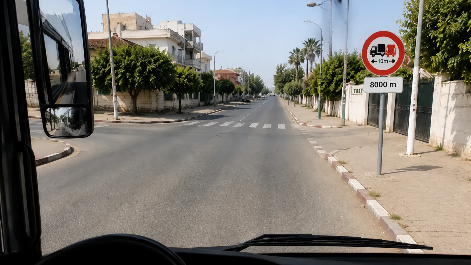 صورة السؤال D-BUS-Q05: الطول ديال الحافلة هو 12 متر. مع علامة المنع لمسافة 8000 متر: نقدر نتابع السير للقدام؛ ونقدر ندور على اليسر.