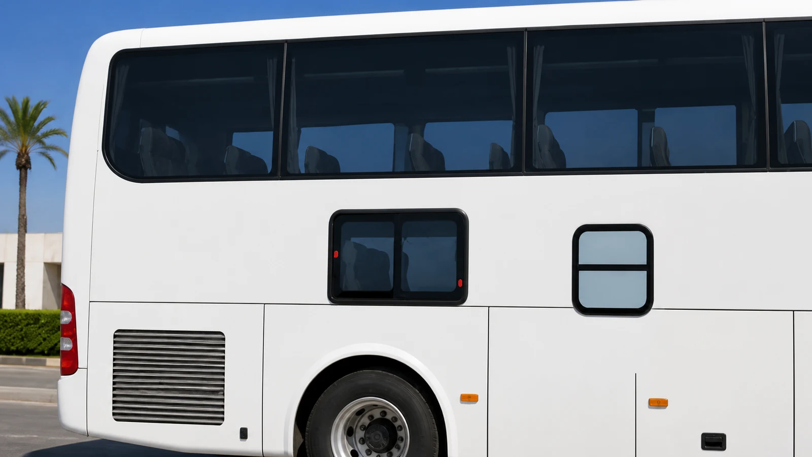 صورة السؤال D-BUS-Q23: حافلة كتتوفر على 16 مقعد: شحال من نافذة إغاثة خاصها، وشنو هي الأبعاد القانونية؟