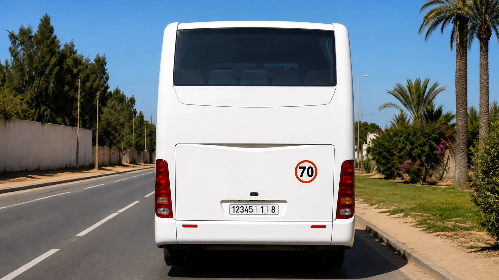 صورة السؤال D-BUS-Q24: الحافلات اللي العرض ديالها أكثر من 2.20 متر خاصها تبين فالخلف قرص تحديد السرعة ديال: