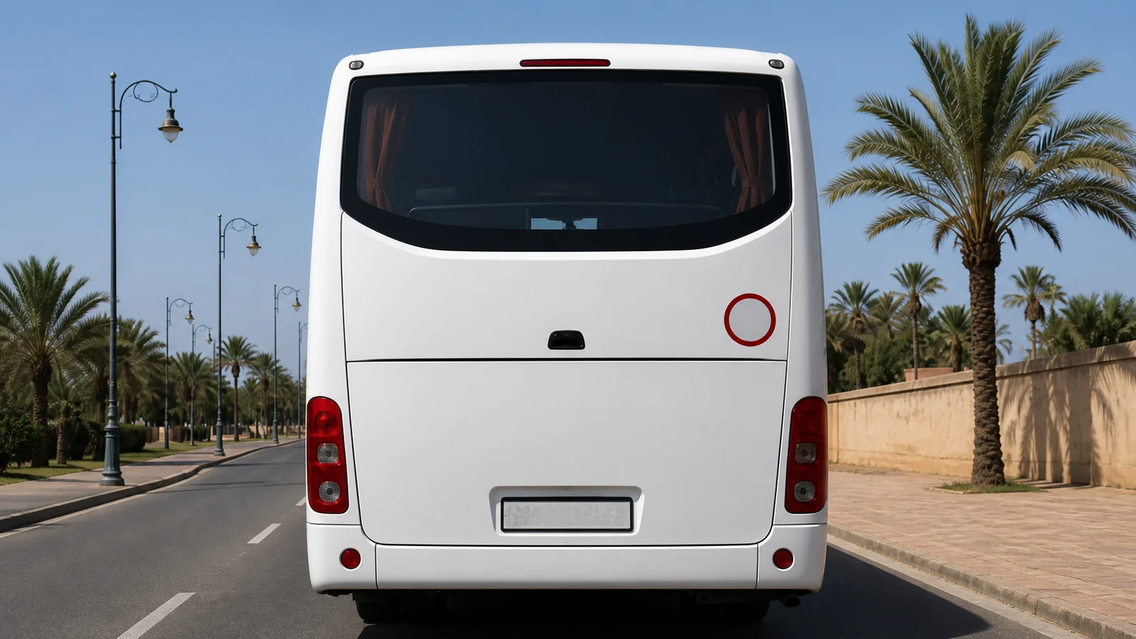 صورة السؤال D-BUS-Q32: فالخلف ديال الحافلة، شنو من الواجب يكون معلق؟