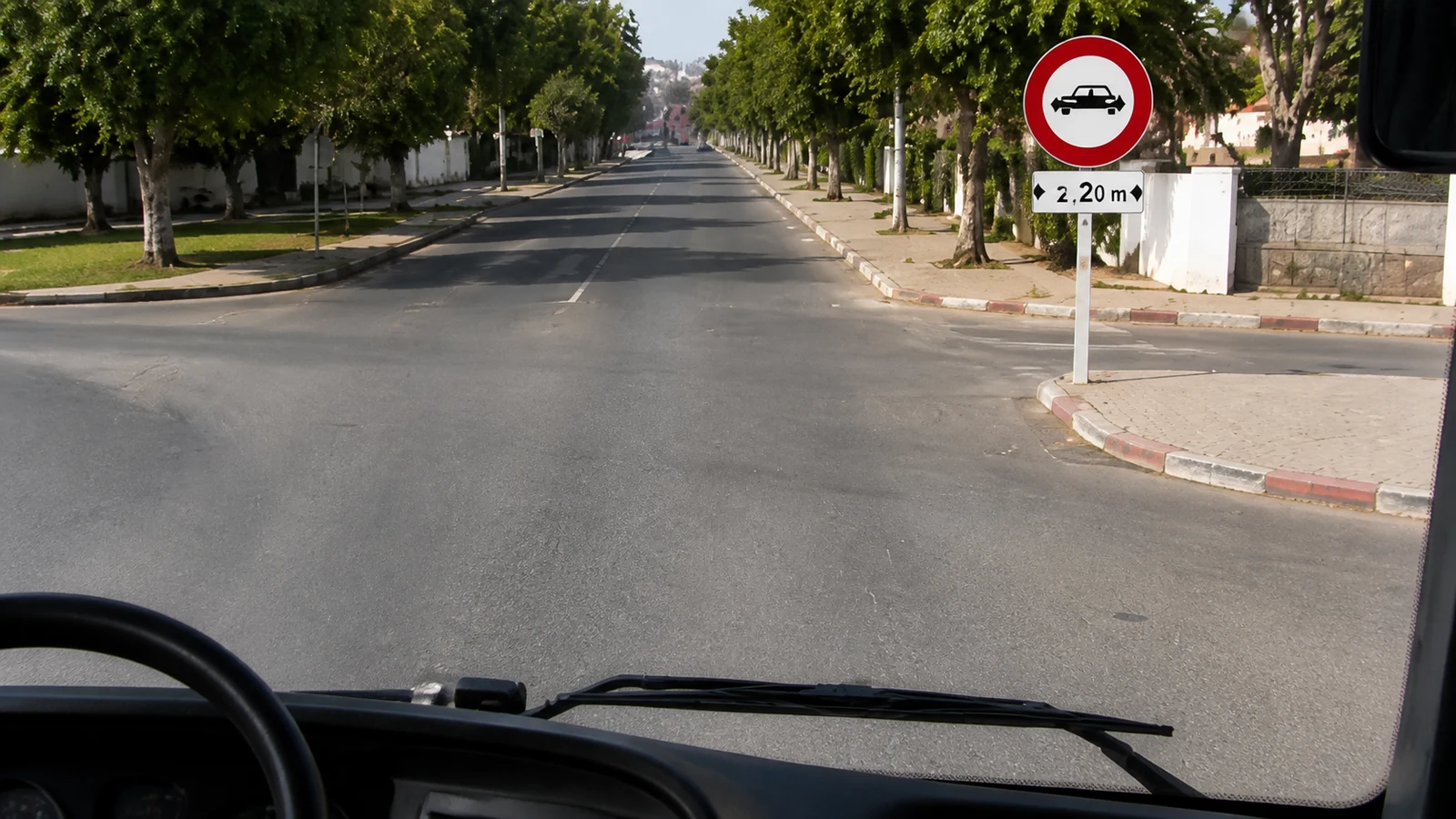 صورة السؤال D-BUS-Q35: العرض ديال الحافلة أكثر من 2.20 متر. نقدر نكمل السير للقدام، ندور على اليسر، أو ندور على اليمين؟