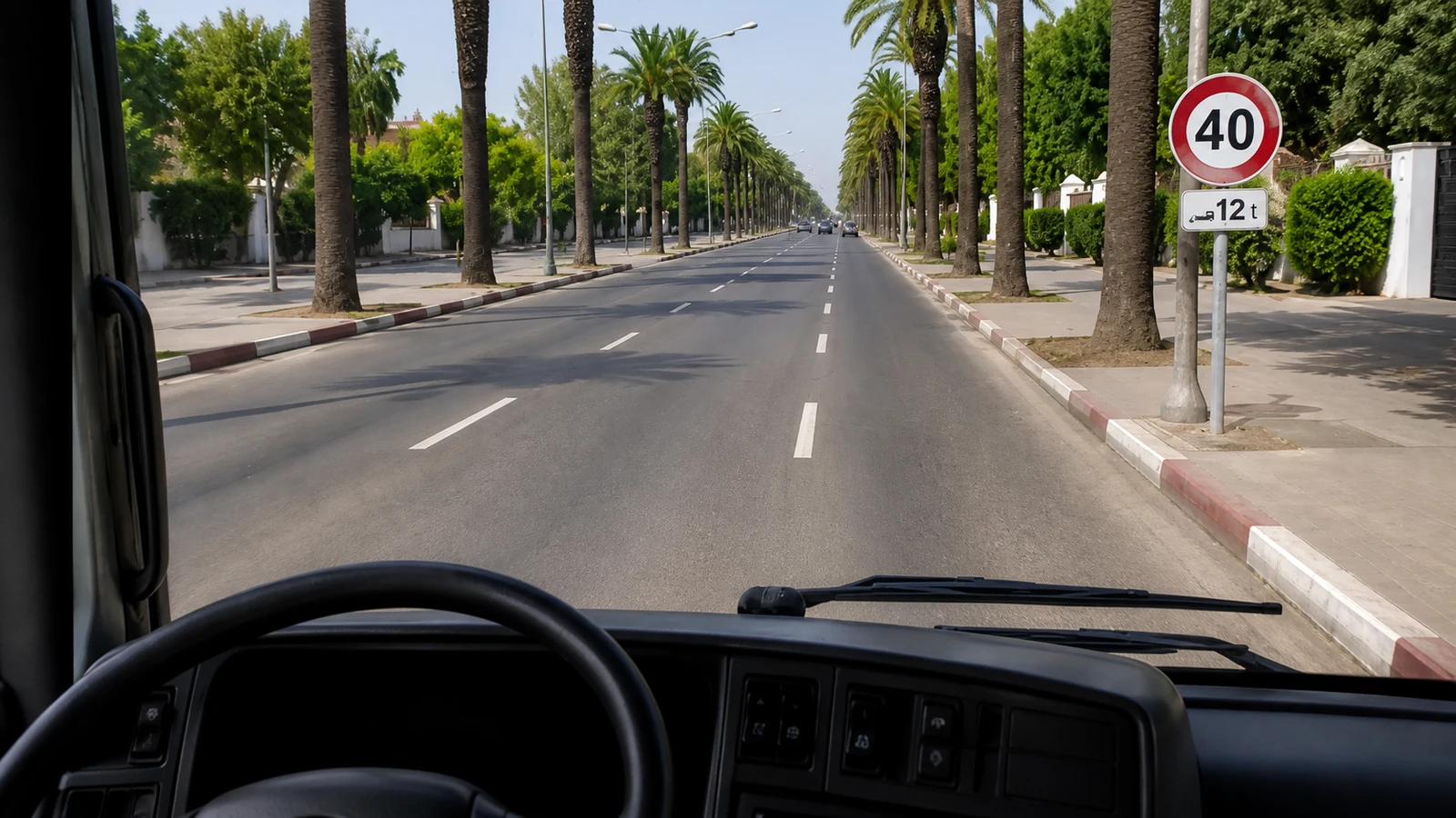 صورة السؤال D-BUS-Q39: كنسوق حافلة فارغة، والوزن الإجمالي مع الحمولة ديالها هو 11 طن. واش السرعة ديالها محددة فـ60 كلم/س؟