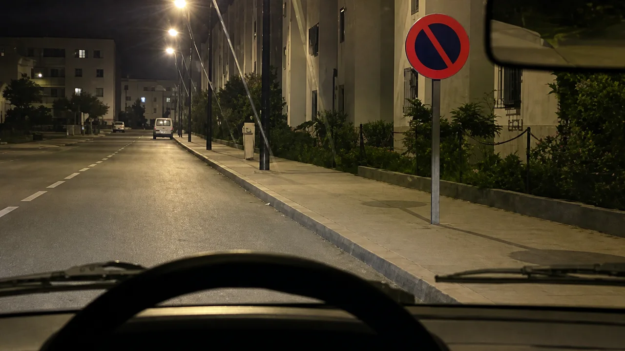 صورة السؤال S13-Q39: باش نزل الراكبين اللي معايا يمكن لي :
نوقف قبل العلامة :
نوقف بعد العلامة :