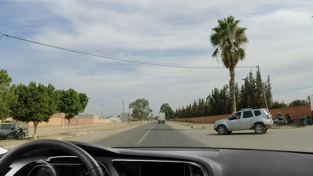 صورة السؤال S19-Q04: نعطي حق الأسبقية للسيارة لي على اليمين :