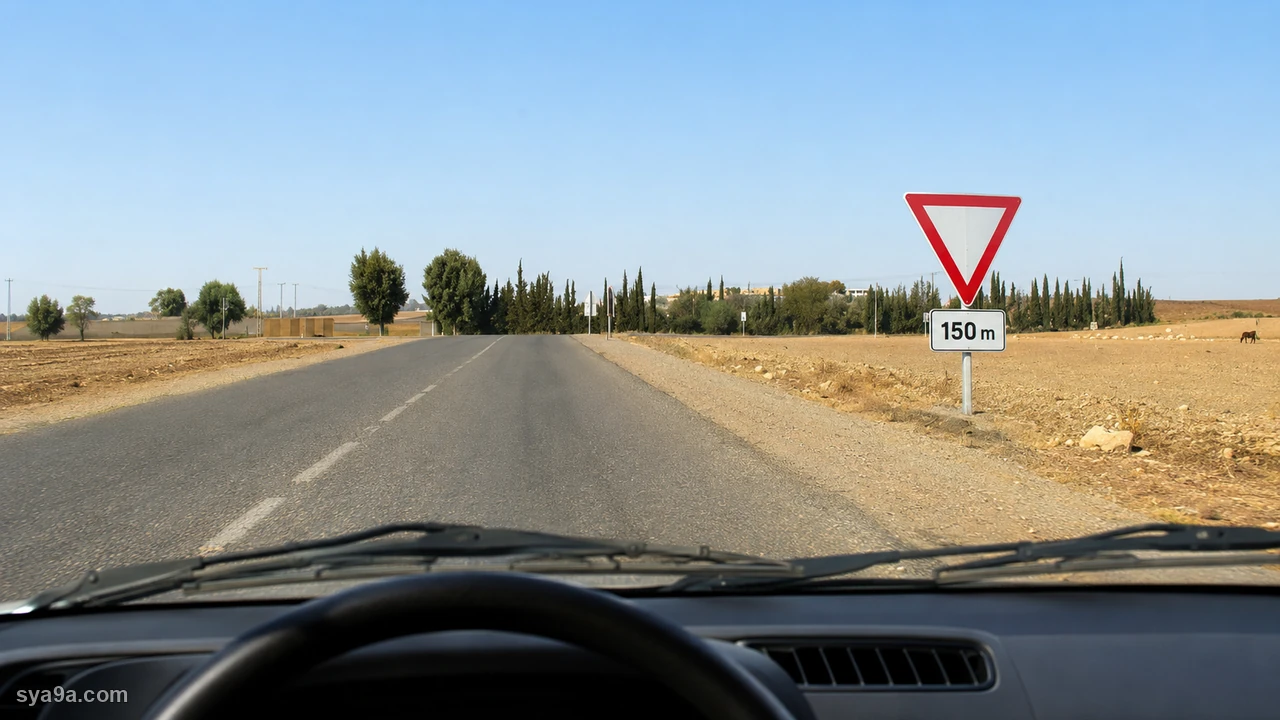 صورة السؤال S3-Q22: عند ملتقى الطرق اللي جاي، من الواجب نوقف :
