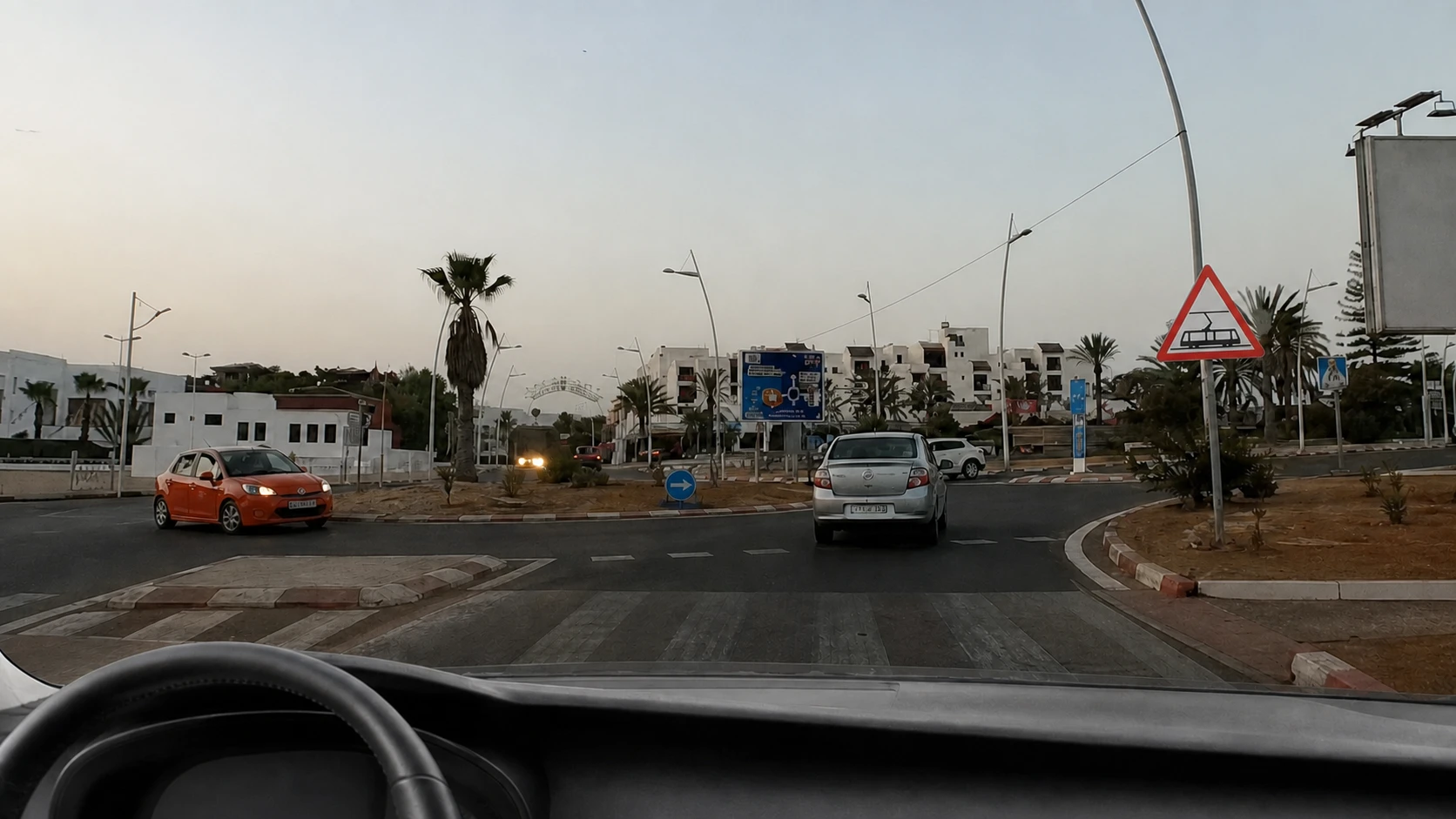 صورة السؤال S8-Q03: هاد العلامة كتنبه لعبور ممر سكة الترامواي :
تنقص من السرعة :
