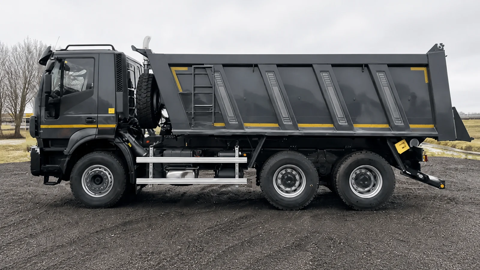 صورة السؤال C-TRUCK-Q05: الطول الأقصى لمركبة نقل البضائع المفردة بكل أجزائها البارزة، واللي كيزيد مجموع الوزن ديالها مع الحمولة على 3.5 طن، هو: