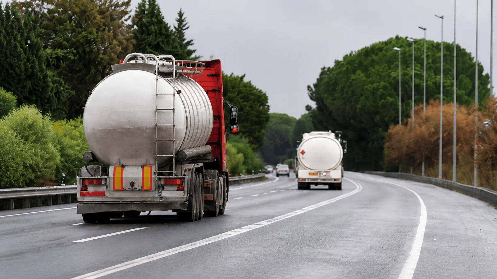 صورة السؤال C-TRUCK-Q10: ظاهرة اهتزاز السائل كتكون أكثر حدة خصوصا: