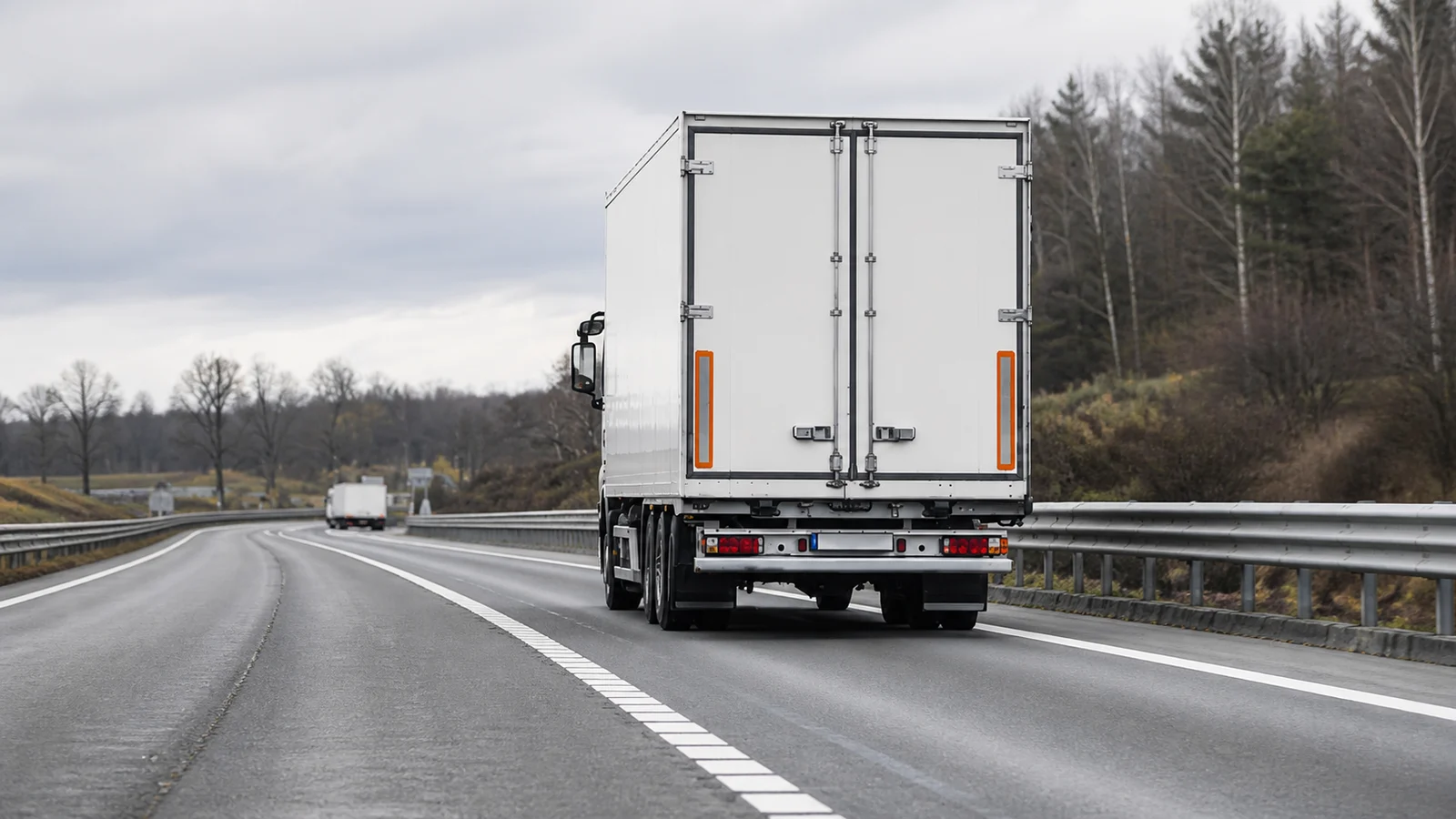 صورة السؤال C-TRUCK-Q17: فحالة سياقة مركبة لنقل البضائع الوزن ديالها 26 طن على الطريق السيار، فالسرعة كتكون محددة ف: