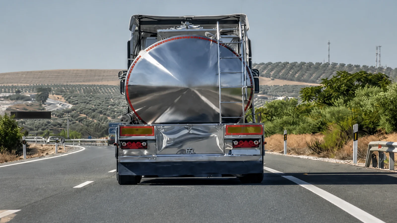 صورة السؤال C-TRUCK-Q25: العرض الأقصى لمركبة نقل البضائع المفردة بكل أجزائها البارزة، واللي كيزيد مجموع الوزن ديالها مع الحمولة على 3.5 طن، هو: