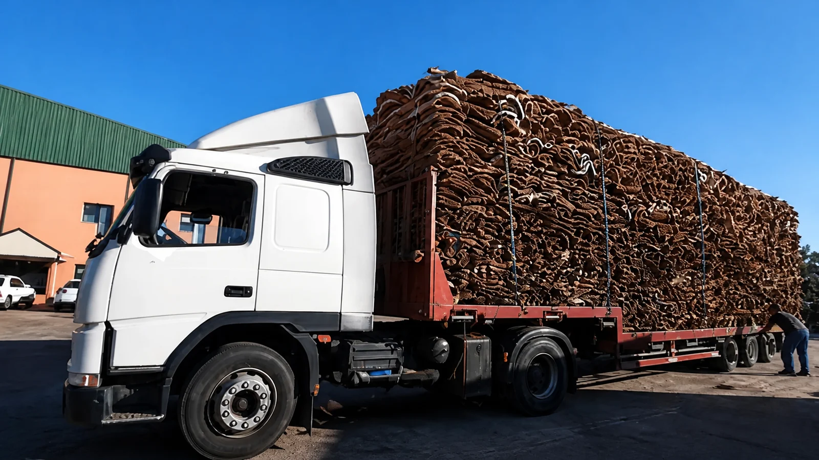 صورة السؤال C-TRUCK-Q27: تجاوز الوزن الإجمالي المأذون به للمركبة محملة بما يفوق 40 فالمئة كيتعاقب عليه بغرامة مالية كتتراوح ما بين: