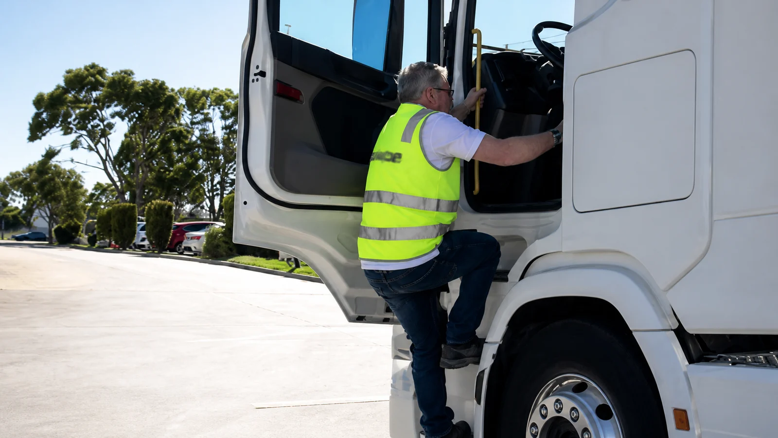 صورة السؤال C-TRUCK-Q28: باش نركب فالمركبة بأمان، من الواجب عليا نطبق قاعدة:
