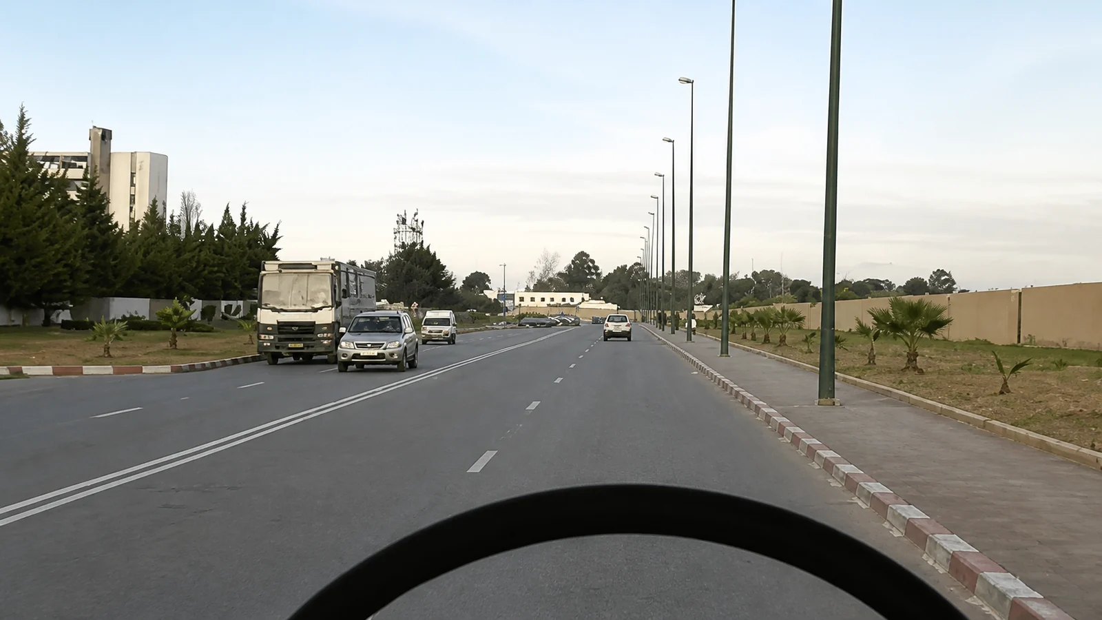 صورة السؤال C-TRUCK-Q30: مجموع الوزن مع الحمولة ديال هاد الشاحنة هو 16 طن، إذن السرعة ديالها محددة فهاد المقطع الطرقي ف: