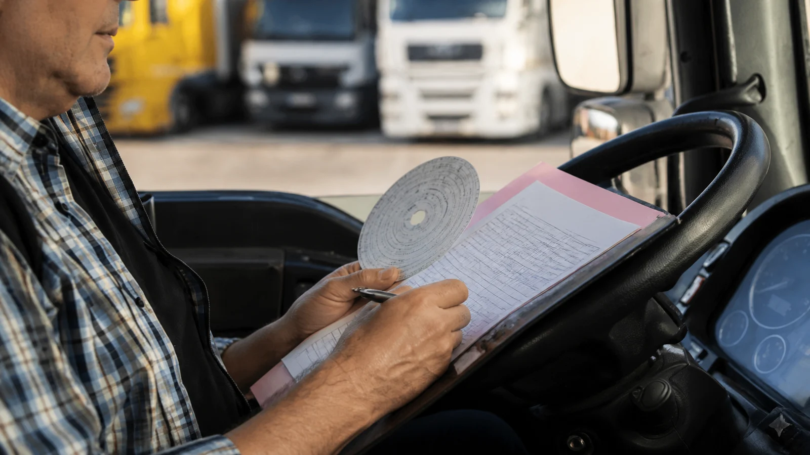 صورة السؤال C-TRUCK-Q39: من الواجب تسجيل أوقات السياقة والراحة على ورقة التسجيل إلا وقع عطب فجهاز قياس السرعة وزمن السياقة: